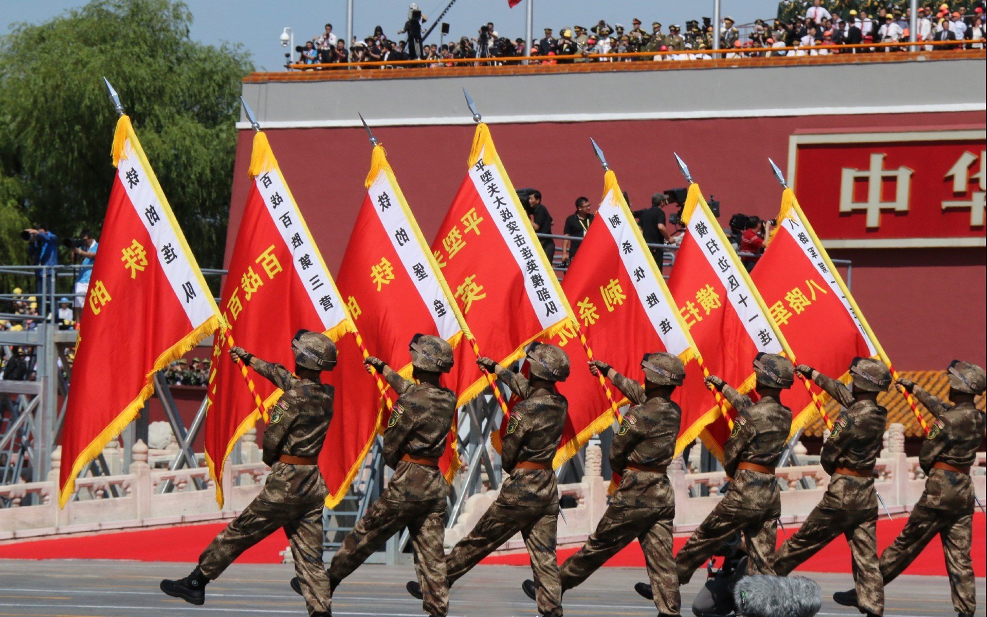 开云APP下载-库兹马诺维奇在巴黎奥运会手球比赛中多次扑救点球，库兹马球技